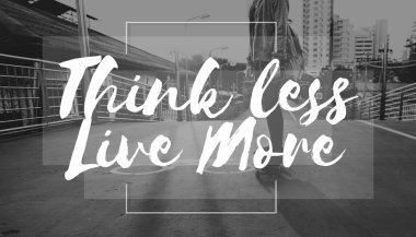 Şehirde kaykay sürme kadın