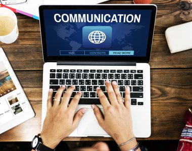 klavyede yazarak kişi eller