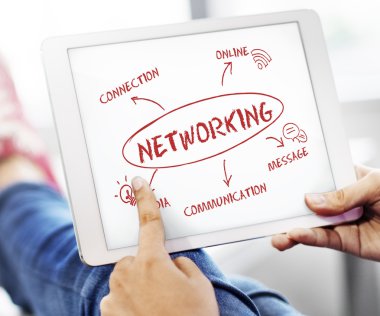 Dijital tablet elinde tutan kişi