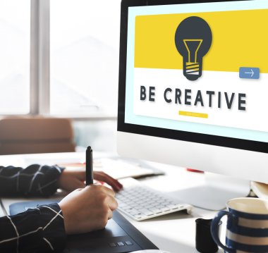 bilgisayar ile çalışan kadın