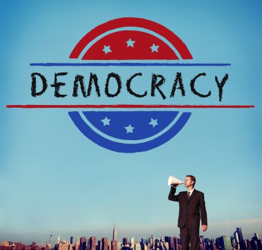 Cityscape karşı megafon ile işadamı 