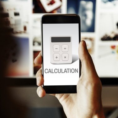 Cep telefonu kullanan adam 