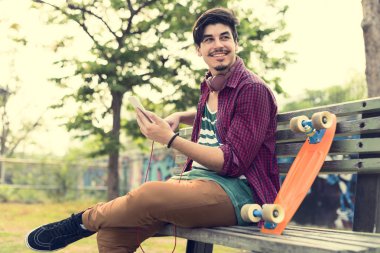 cep telefonu kullaranarak patenci adam