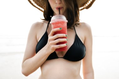 güzel bir kadın içki kokteyl