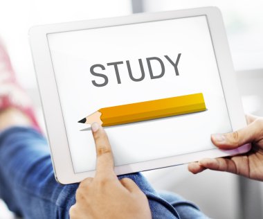 Dijital tablet elinde tutan kişi