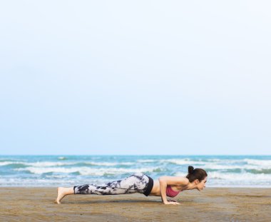 esneme yoga egzersiz yapıyor kadın