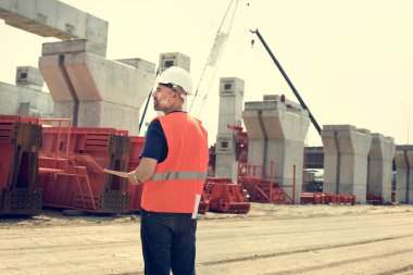 İnşaat işçisi ile mimari planı