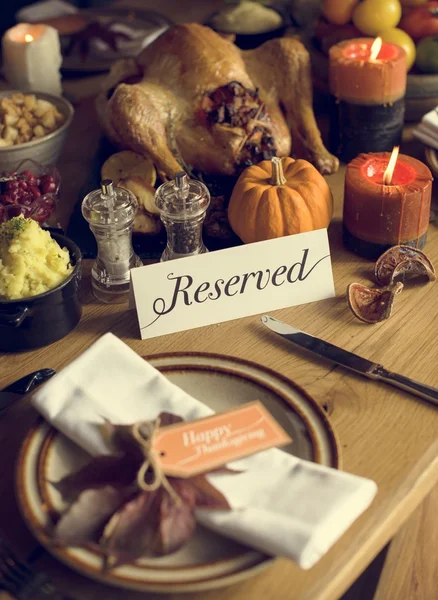 Mesa reservada con pavo frito de Acción de Gracias — Foto de Stock