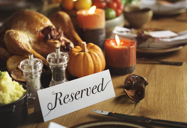 Tavolo riservato con tacchino fritto del Ringraziamento — Foto Stock
