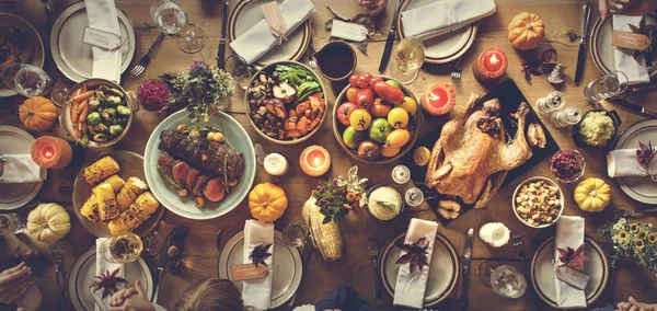 Mesa servida com comida deliciosa — Fotografia de Stock