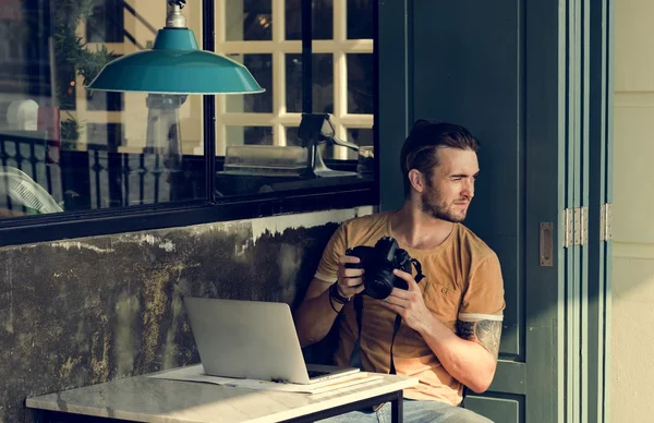 Homme avec caméra se trouve au café de la rue — Photo