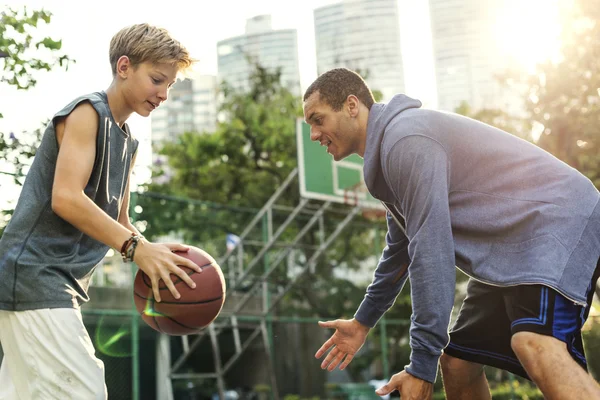 男人和男孩在打篮球 — 图库照片