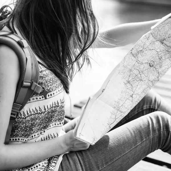 Mochileiro menina com mapa — Fotografia de Stock