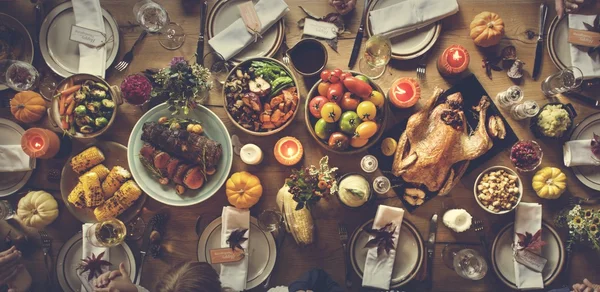 Table servie avec de délicieux aliments — Photo