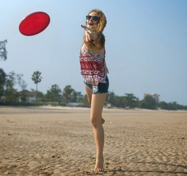 Mulher esportiva jogando Frisbee — Fotografia de Stock
