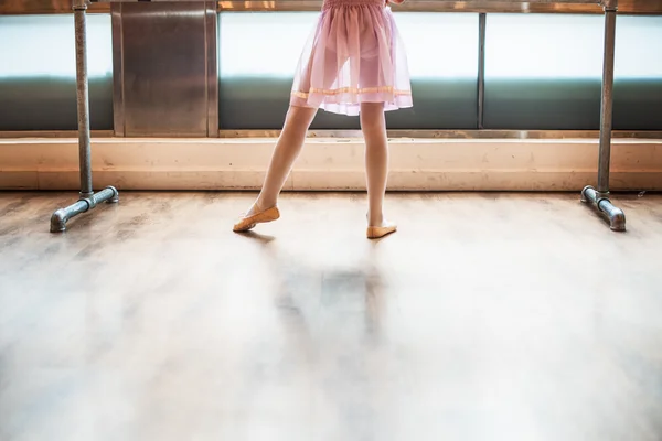 Giovane ballerina facendo pratica — Foto Stock