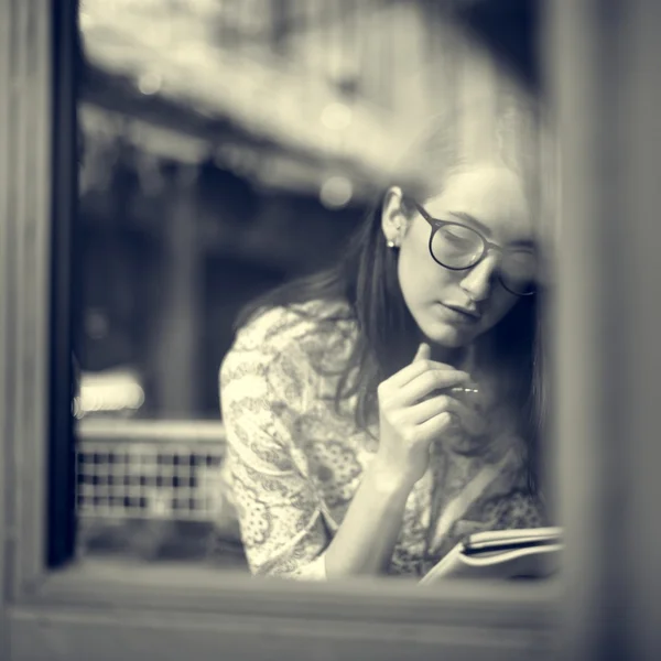 Mujer Pensando y escribiendo notas —  Fotos de Stock