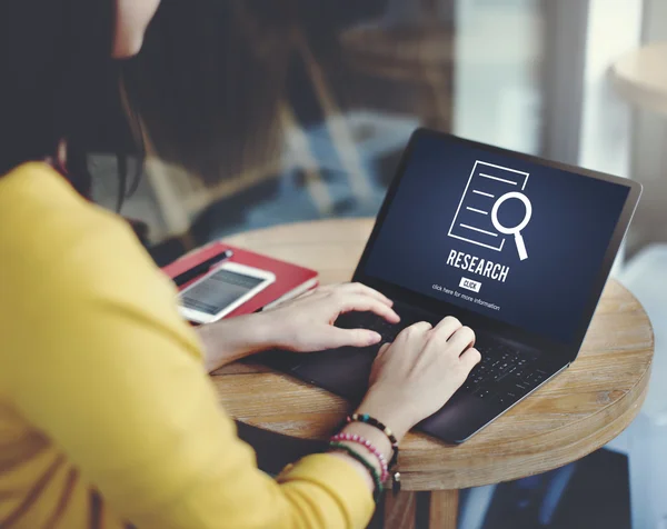 Giovane donna che utilizza il dispositivo digitale — Foto Stock