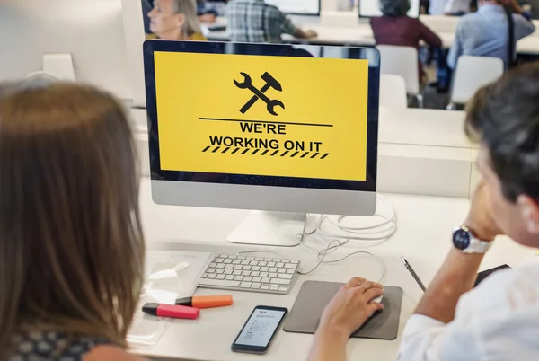 Pessoas usando o computador em classe — Fotografia de Stock