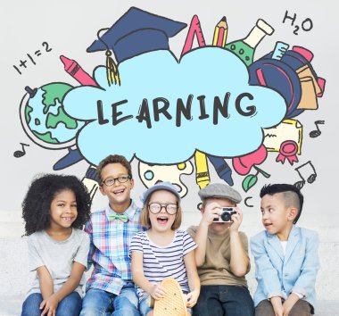 Neşeli çocuklar birlikte eğlenin