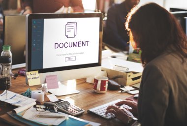 iş kadını bilgisayar ile çalışma