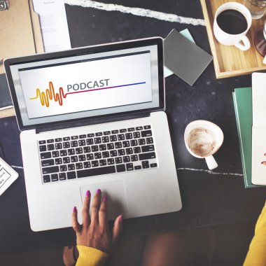 Dizüstü bilgisayarla çalışan bir kadın.