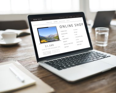 çalışma alanı tablo üstünde laptop  