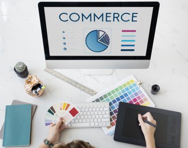 bilgisayar ile çalışan kadın