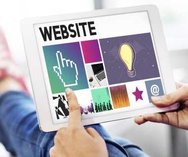 Dijital tablet elinde tutan kişi