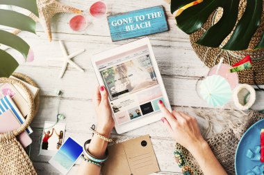 dijital tablet kullanan kadın