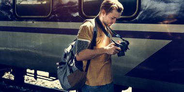 Adam kameraya tren istasyonu ile