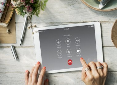 dijital tablet kullanan kadın