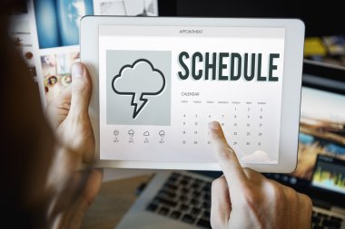 Dijital tablet kullanan adam  