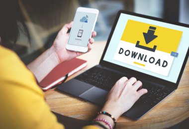 Dijital aygıt kullanan genç kadın