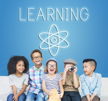 Neşeli çocuklar birlikte eğlenin