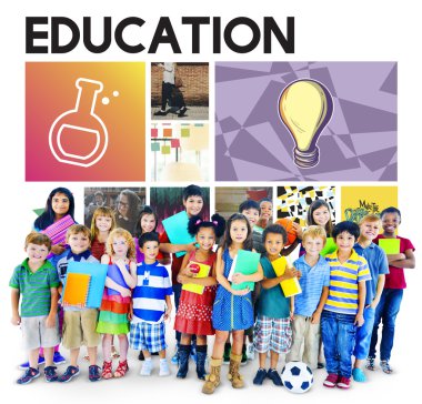 Gülümseyen şirin farklı çocuklar