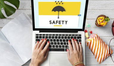 Dizüstü bilgisayarda yazan kadın klavyesi