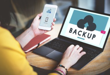 Dijital aygıt kullanan genç kadın