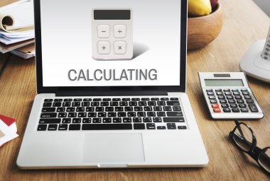 çalışma alanı tablo üstünde laptop