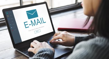 Kafede dizüstü bilgisayar ile çalışan kadın