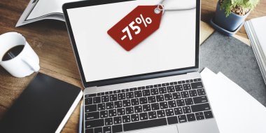 ahşap masa üstünde açılan laptop 