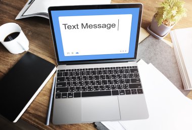 ekranda metin olan dizüstü bilgisayar