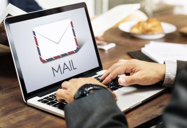 Dizüstü bilgisayar kullanan iş adamı