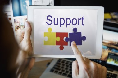 Dijital tablet kullanan adam  