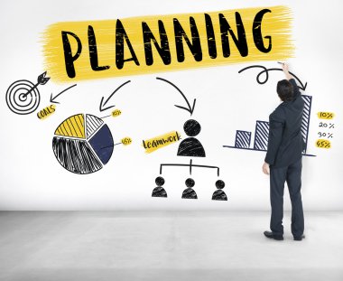 İşadamı takım ayakta duvarının yakınında