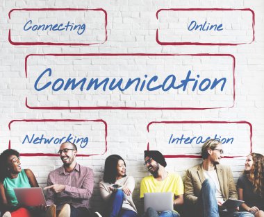 çeşitlilik insanlar oturur duvara yakın