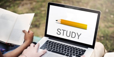 Parkta dizüstü bilgisayar kullanan öğrenciler