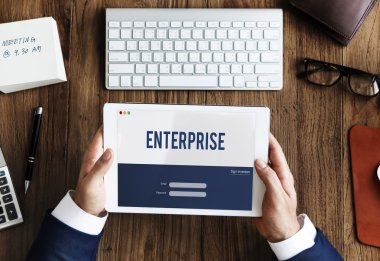 Dijital tablet elinde olan adam