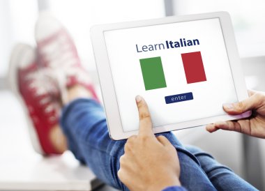 Dijital tablet elinde tutan kişi