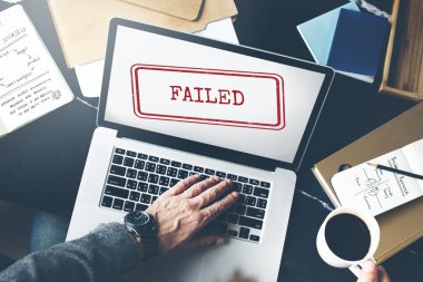 İşyeri masada dizüstü bilgisayar kullanan adam